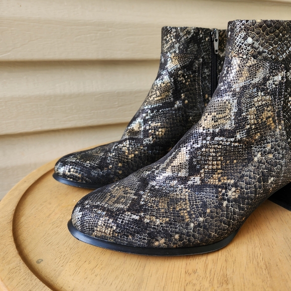 Vionic Kamryn snake print booties size 8.5 - Picture 4 of 13